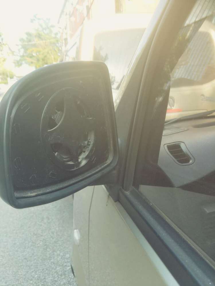 多辆|南宁路附近一夜之间多辆汽车后视镜被砸 什么情况？