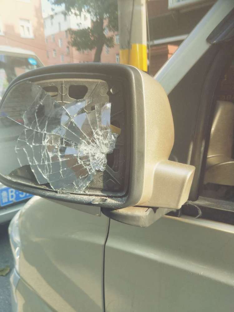 多辆|南宁路附近一夜之间多辆汽车后视镜被砸 什么情况？