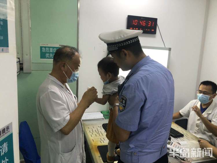 送医|宝宝手指被割伤妈妈送医迟迟打不上车，幸亏遇到两位辅警