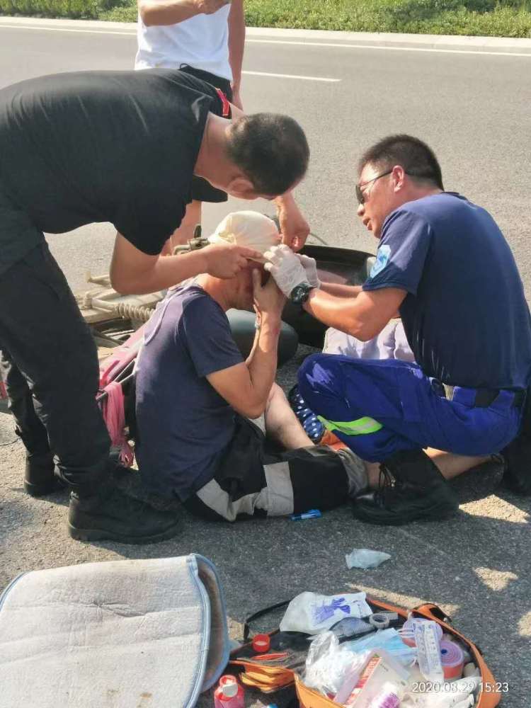 急伸|摩托追尾公交车男子受伤 多亏平度红十字蓝天救援队伸援手