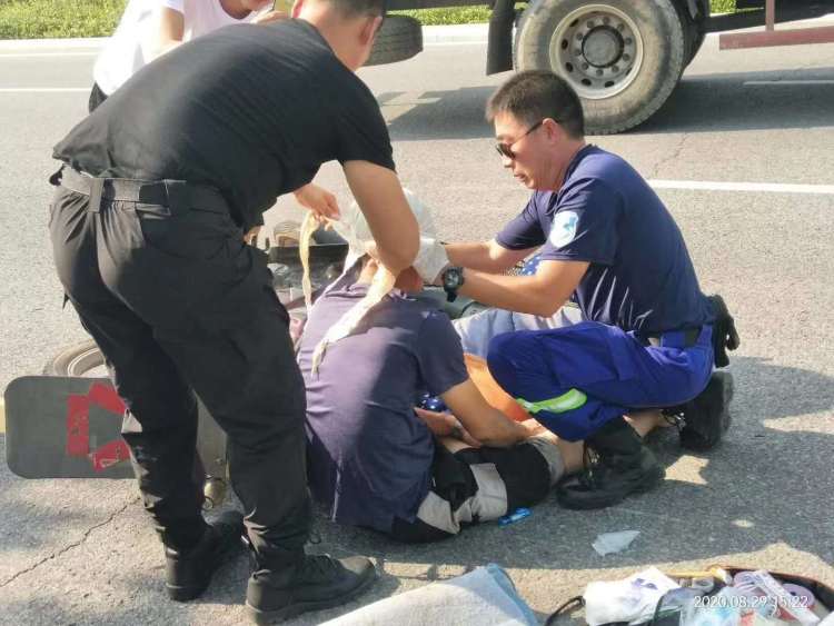 急伸|摩托追尾公交车男子受伤 多亏平度红十字蓝天救援队伸援手