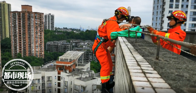 天台|神操作！重庆九龙坡一男子梦见自己在天台 醒来发现自己真的在楼顶……