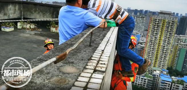 天台|神操作！重庆九龙坡一男子梦见自己在天台 醒来发现自己真的在楼顶……