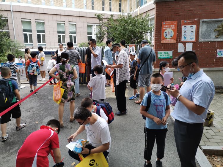 开学|青岛八大湖小区内遍布多所小学 还没开学就堵堵堵了