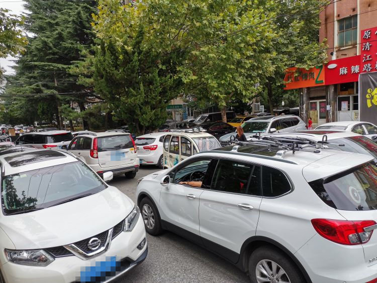 开学|青岛八大湖小区内遍布多所小学 还没开学就堵堵堵了