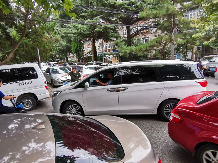 开学|青岛八大湖小区内遍布多所小学 还没开学就堵堵堵了