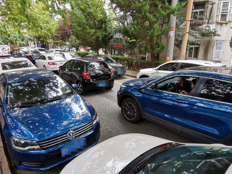 开学|青岛八大湖小区内遍布多所小学 还没开学就堵堵堵了