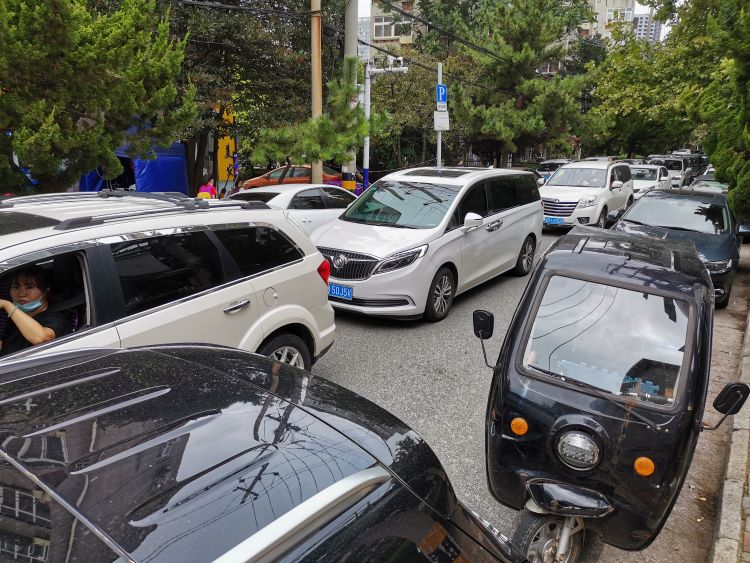 开学|青岛八大湖小区内遍布多所小学 还没开学就堵堵堵了