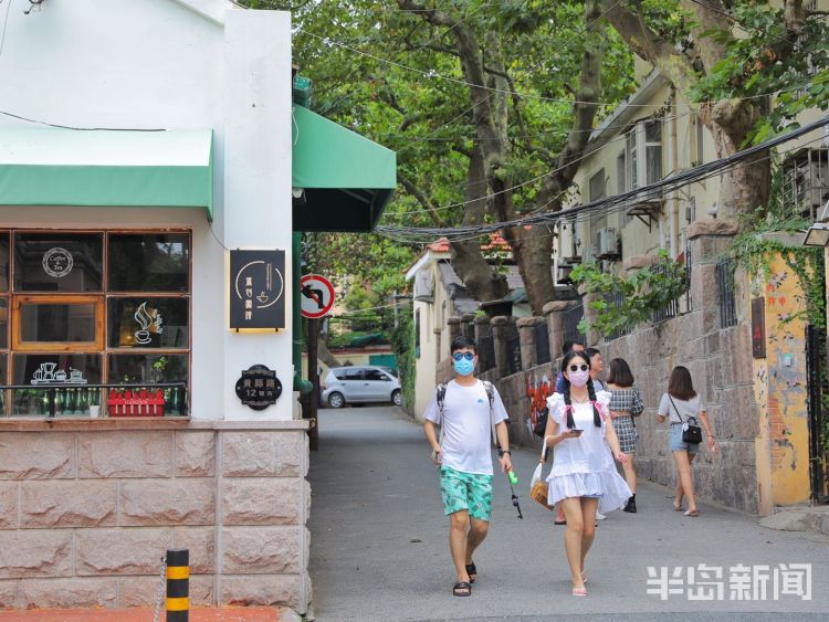 打卡|青岛老城区人气旺 不少游客前来“打卡”