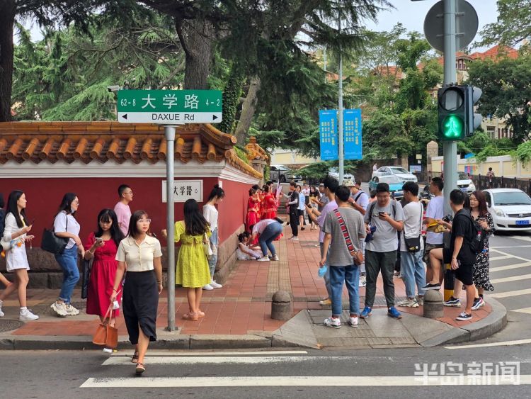 打卡|青岛老城区人气旺 不少游客前来“打卡”