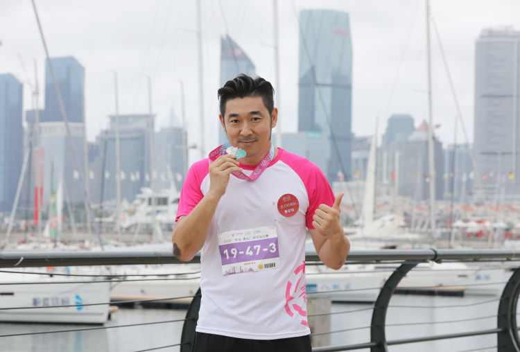 启幕|城市定向赛一“箭”启幕！奥运冠军张娟娟等体坛名将现场助力 以打卡通关方式展现时尚青岛