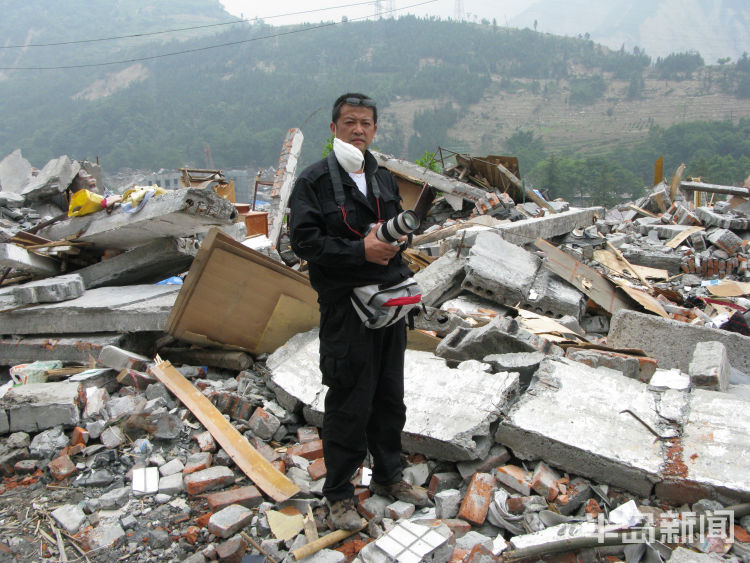 头版|采访一线冲锋27年！一位新闻老兵的传奇故事：永远在现场