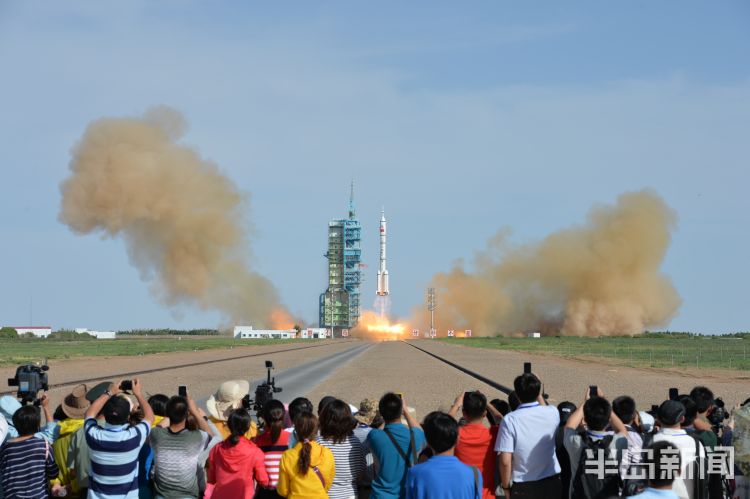 头版|采访一线冲锋27年！一位新闻老兵的传奇故事：永远在现场