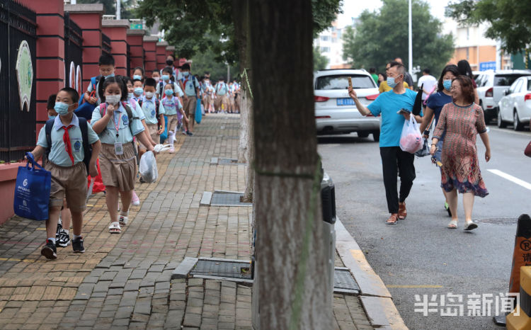 恋恋不舍|开学首日小学生们有序入学 陪送家长恋恋不舍