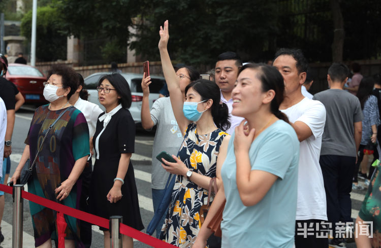 恋恋不舍|开学首日小学生们有序入学 陪送家长恋恋不舍
