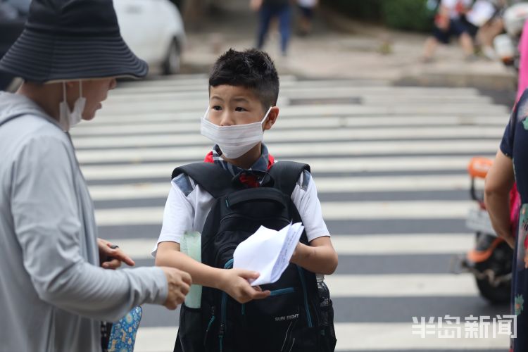 开学|青岛市中小学开学首日 各大学校周围挤满了家长和学生