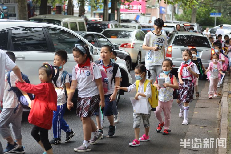 开学|青岛市中小学开学首日 各大学校周围挤满了家长和学生