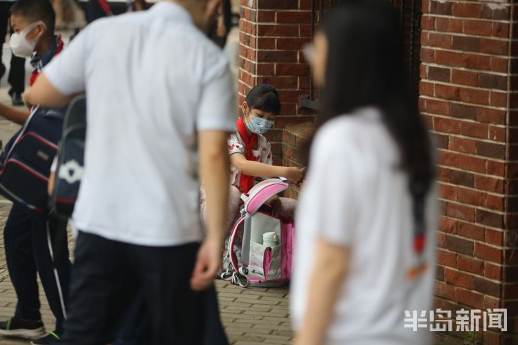 开学|青岛市中小学开学首日 各大学校周围挤满了家长和学生
