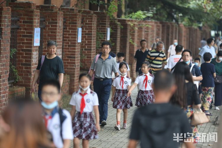 开学|青岛市中小学开学首日 各大学校周围挤满了家长和学生