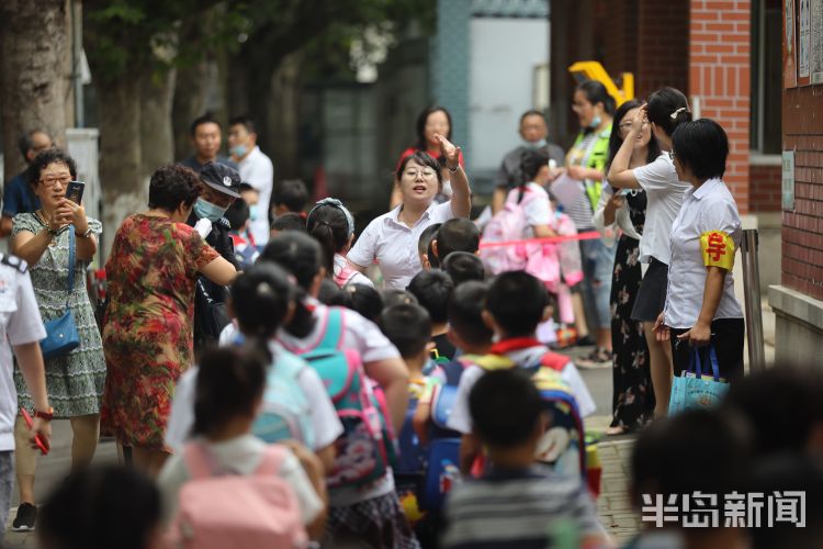 开学|青岛市中小学开学首日 各大学校周围挤满了家长和学生