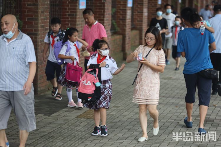 开学|青岛市中小学开学首日 各大学校周围挤满了家长和学生