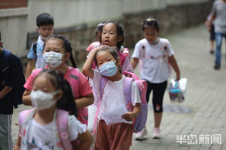 开学|青岛市中小学开学首日 各大学校周围挤满了家长和学生