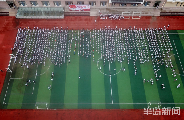 开学|青岛市中小学开学首日 各大学校周围挤满了家长和学生