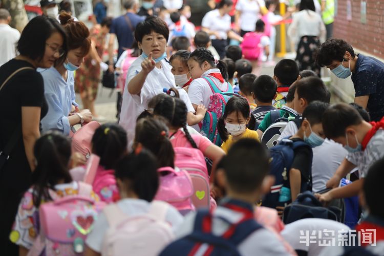开学|青岛市中小学开学首日 各大学校周围挤满了家长和学生