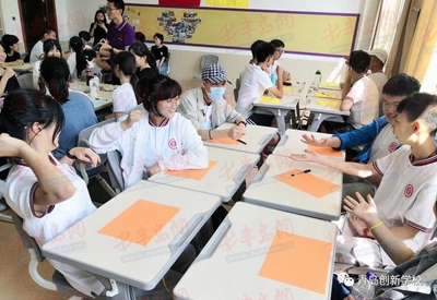 青岛教育|跟爸妈同吃开学第一餐，团建、破冰、朗读一个也不能少……创新学校“开学第一日”又燃又暖