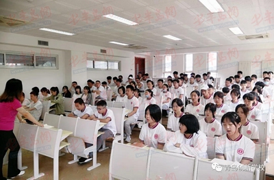 青岛教育|跟爸妈同吃开学第一餐，团建、破冰、朗读一个也不能少……创新学校“开学第一日”又燃又暖