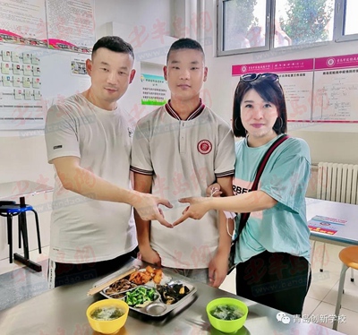 青岛教育|跟爸妈同吃开学第一餐，团建、破冰、朗读一个也不能少……创新学校“开学第一日”又燃又暖