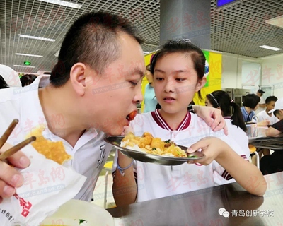 青岛教育|跟爸妈同吃开学第一餐，团建、破冰、朗读一个也不能少……创新学校“开学第一日”又燃又暖