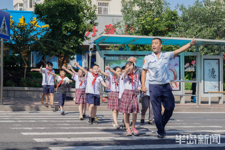 第一课|青岛：“开学第一课”走近公交车 听公交司机讲安全出行注意事项