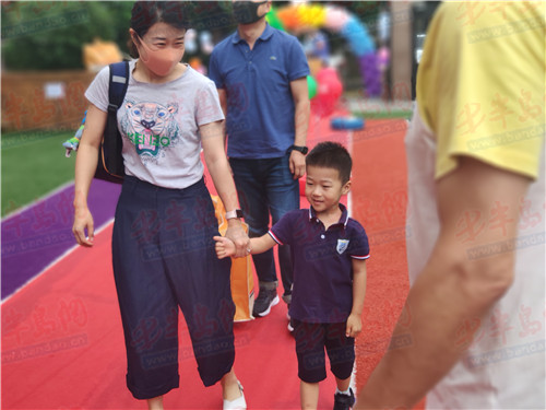 |特别的爱 给开学的你 岛城这所幼儿园的开学典礼太暖心了