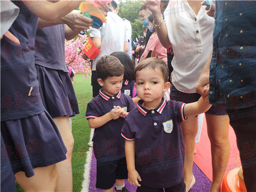 |特别的爱 给开学的你 岛城这所幼儿园的开学典礼太暖心了