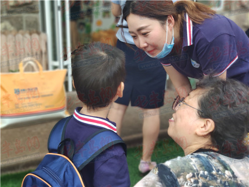 |特别的爱 给开学的你 岛城这所幼儿园的开学典礼太暖心了