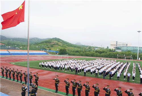 黄海学院|心潮澎湃 青岛黄海学院举行新学期首次升旗仪式