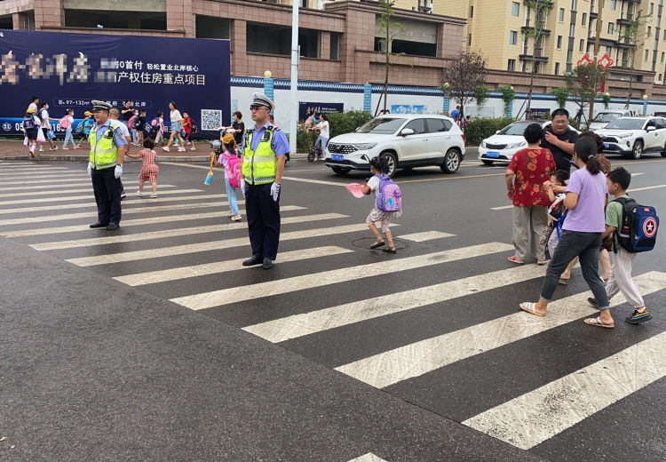 城阳|城阳公安交警开展集中整治活动 全力做好秋季中小学护学工作
