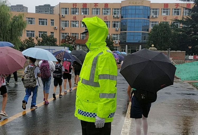 城阳|城阳公安交警开展集中整治活动 全力做好秋季中小学护学工作