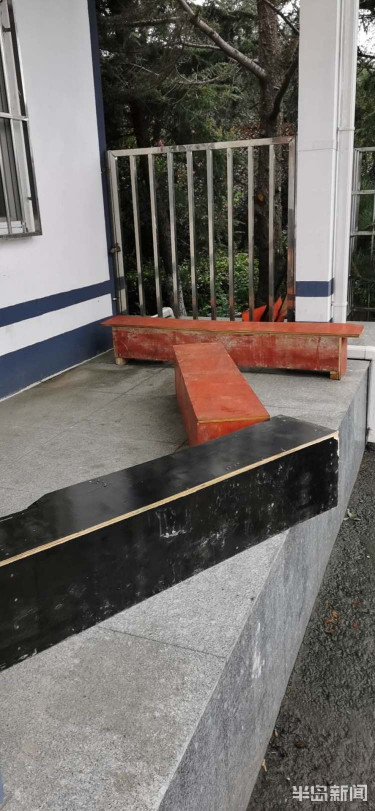 大巴车|青岛一面包车擅自改装变身“大巴车” 核载6人塞了21人