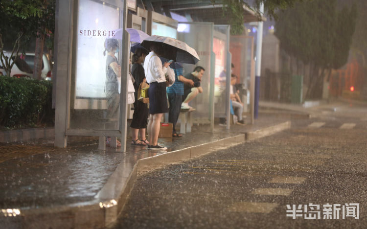 突袭|大雨、雷电突袭青岛 行人脱鞋赤脚赶路