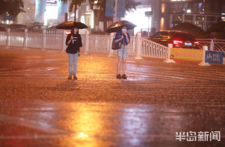 突袭|大雨、雷电突袭青岛 行人脱鞋赤脚赶路