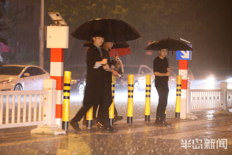 突袭|大雨、雷电突袭青岛 行人脱鞋赤脚赶路