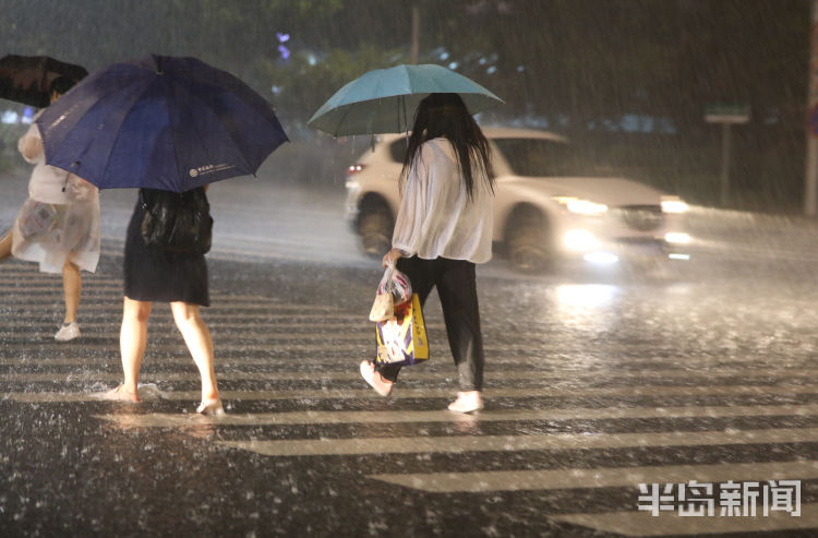 突袭|大雨、雷电突袭青岛 行人脱鞋赤脚赶路