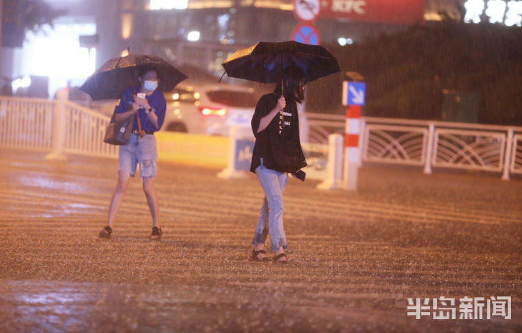 突袭|大雨、雷电突袭青岛 行人脱鞋赤脚赶路
