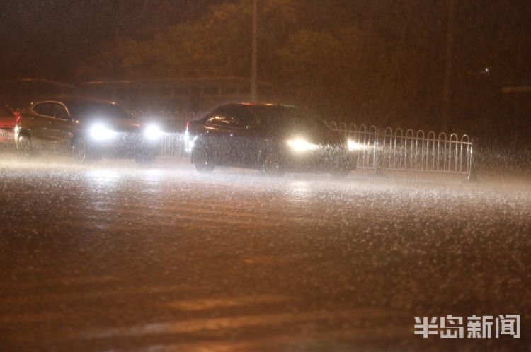 突袭|大雨、雷电突袭青岛 行人脱鞋赤脚赶路