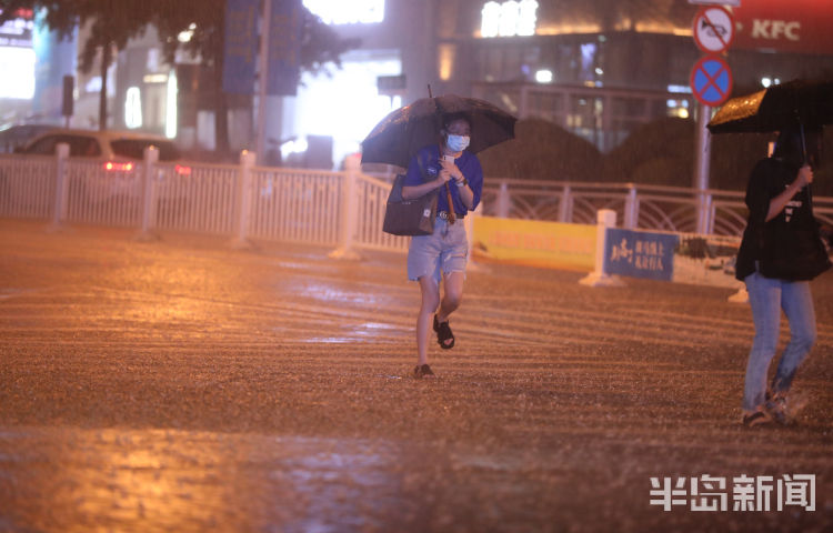 突袭|大雨、雷电突袭青岛 行人脱鞋赤脚赶路