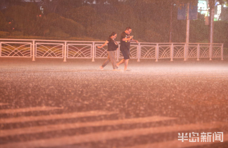 突袭|大雨、雷电突袭青岛 行人脱鞋赤脚赶路