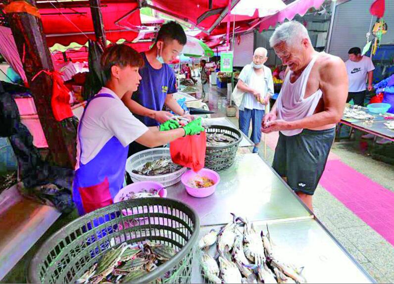 |青岛海鲜市场上螃蟹占据半壁江山 海捕鱼虾几天后将大量上市