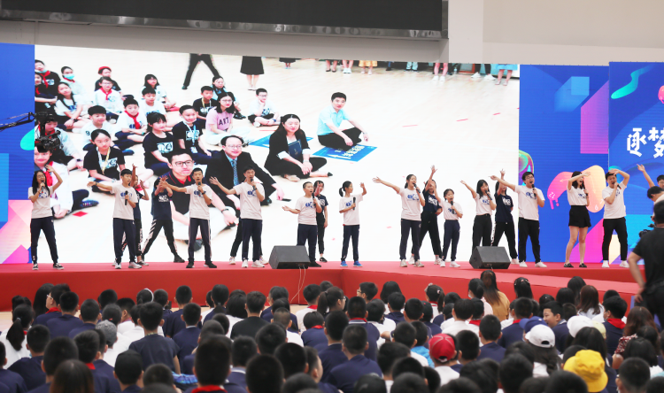 逐梦之旅|青岛中学开学第一天： 颁发百万奖学金 北斗专家进校园